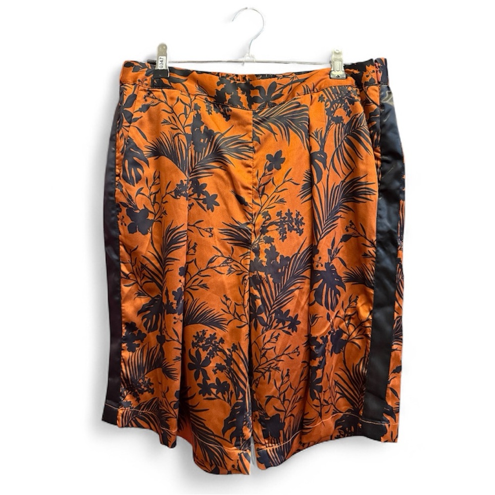 0347 • Future Collective High-Rise Bemuda Print Shorts Medium